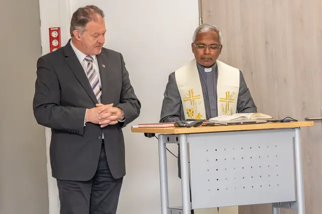Pfarrer Bernhard Schäfer (links) und Pater Pious Paul Oroplackal (rechts) segneten das neu geweihte Gebäude. | Foto: Stefan Layes