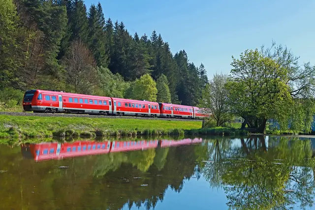 Auf der Württemberg-Allgäu-Bahn ersetzen Busse die Züge. Die Deutsche Bahn baut neue elektronische Stellwerke und sperrt mehrere Streckenabschnitte bis in den Herbst. | Foto: Deutsche Bahn AG / Claus Weber