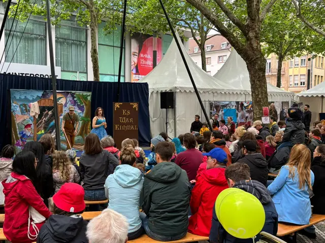 Großer Andrang bei einer Märchenaufführung auf dem Kinderfest 2025. | Foto: BAS