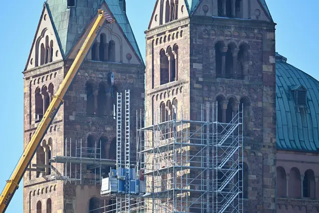 Seit Herbst 2024 zieren Gerüste die Osttürme des Speyerer Domes. (Archivbild) | Foto: Uwe Anspach/dpa