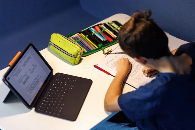 Seit dem Schuljahr 2025/2026 werden alle schriftlichen und mündlichen Hausaufgabenüberprüfungen bereits bei der Erteilung der Hausaufgaben angekündigt. (Archivbild) | Foto: Matthias Balk/dpa/dpa-tmn