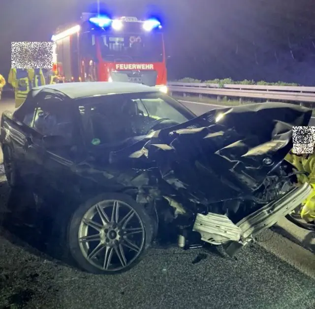 In der Nacht kam es auf der A63 bei Mehlingen zu einem Auffahrunfall. Ein BMW prallte auf einen Lkw, ein junger Fahrer wurde leicht verletzt. | Foto: Polizeiautobahnstation Kaiserslautern und Zentrale Verkehrsdienste