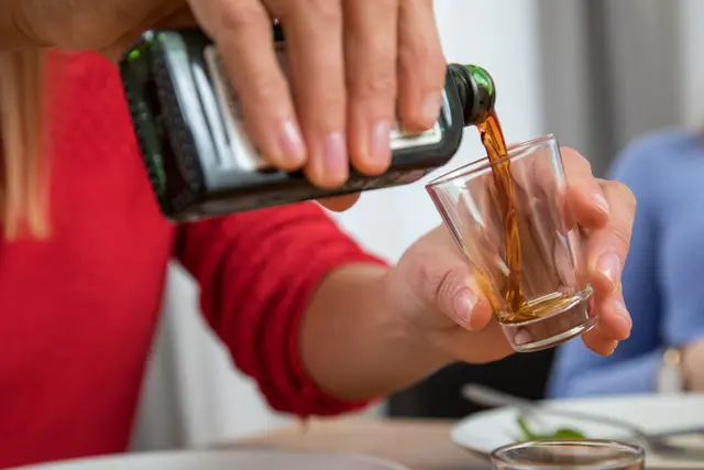 Weder notwendig noch angemessen: Kauft man während der Wartezeit auf Kosten der Airline Cocktails oder Schnäpse, bekommt man im Zweifel das Geld nicht erstattet | Foto: dpa