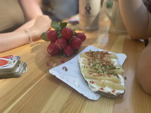 Handkeesbrot mit Radieschen: Die regionale Spezialität steht beim Handkeesfescht in Lustadt traditionell im Mittelpunkt | Foto: Katharina Wirth