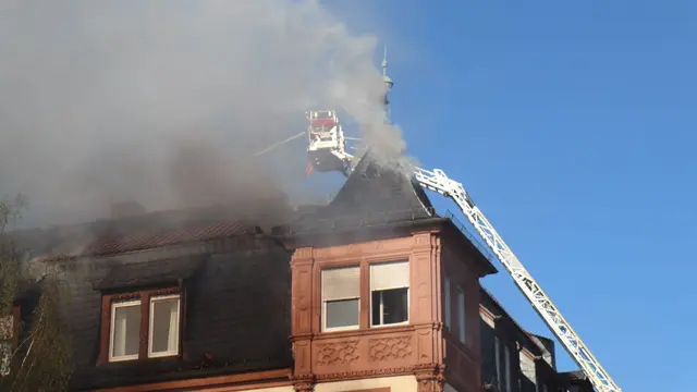 Die Feuerwehr löschte den Brand mit der Hilfe von Drehleitern. | Foto: Rene Priebe/dpa