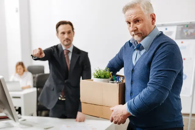Altersdiskriminierung im Arbeitskontext: Rechte nach AGG, mögliche Indizien und Beratungsangebote im Überblick. | Foto: ROLAND Rechtsschutz-Versicherungs-AG/ yacobchuk