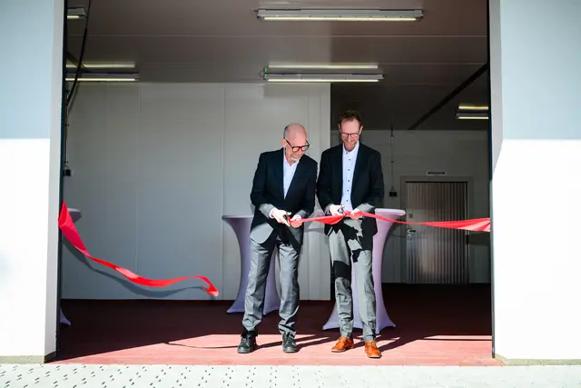 Durchschneiden das rote Band bei der Eröffnung am 28. Mai: Arnd Rune Thomas (links), Vorsitzender der Geschäftsführung von Aramark, und Thorsten Hemmer, Geschäftsführer der Westpfalz-Klinikum GmbH | Foto: Aramark/gratis