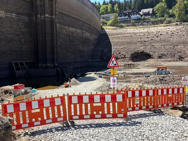 Am Stausee der Schwarzenbach-Talsperre sollen sich laut dem zuständigen Energieversorger EnBW «über 100 gut sichtbare Hinweisschilder sowie klare Absperrungen an den Zuwegen» befinden.  | Foto: Benjamin Groth/EnBW/dpa