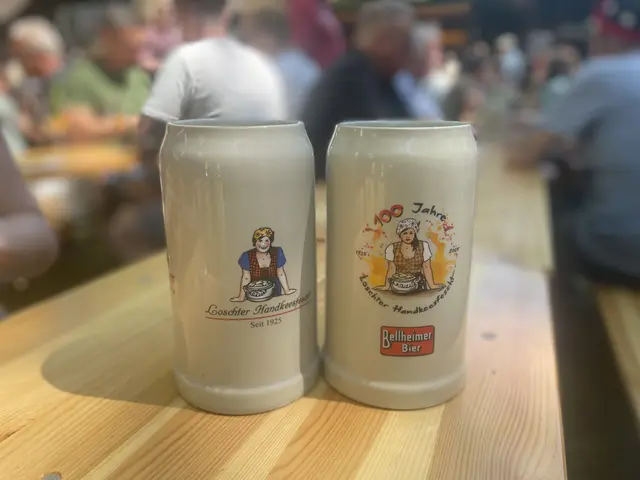 Zwei Krüge auf dem Festgelände: Beim Handkeesfescht in Lustadt gehört geselliges Beisammensein rund um den 1. Mai dazu | Foto: Katharina Wirth
