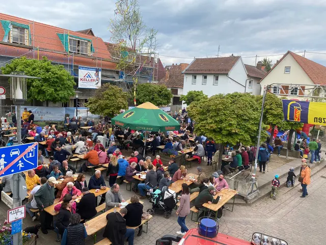 Maifest in Nußdorf - Hier kommt die Dorfgemeinschaft zusammen und unterhält sich gerne miteinander.  | Foto: Michael Memmer