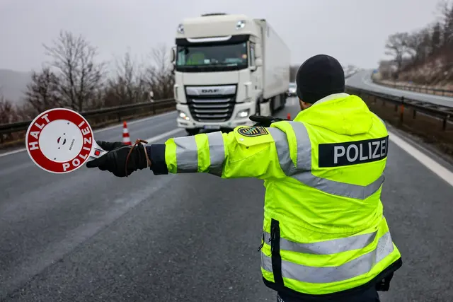 Auf der Autobahn 8 am Rastplatz Kutzhof hat es eine Großkontrolle des Güterverkehrs gegeben. (Symbolbild)  | Foto: Jan Woitas/dpa