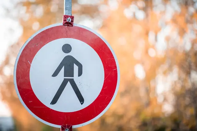 Im aktuellen Fall hatte der neue Nachbar die Durchfahrt nicht mehr geduldet. (Symbolbild) | Foto: Fabian Strauch/dpa