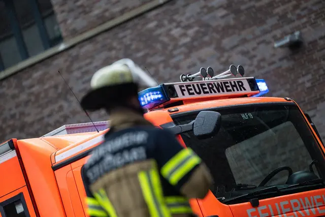 Der Bewohner kam mit einer Rauchvergiftung ins Krankenhaus. (Symbolbild) | Foto: Marijan Murat/dpa