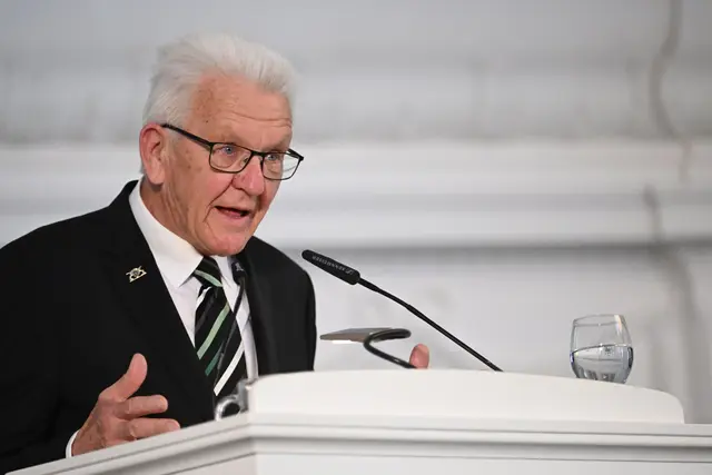 Kretschmann zeigte sich gerührt. | Foto: Marijan Murat/dpa