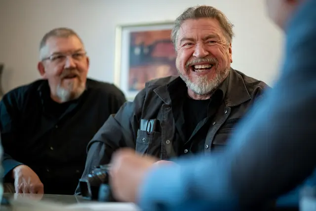 Die Schauspieler Dietmar Bär und Armin Rohde (l-r) reden beim Interview. Der Dokumentarfilm "Vier von Hier" wird in der Lichtburg in Essen vorgestellt. (zu dpa: «Armin Rohde: Mein «Kasperlgesicht» passt für Kinderfilme») | Foto: dpa