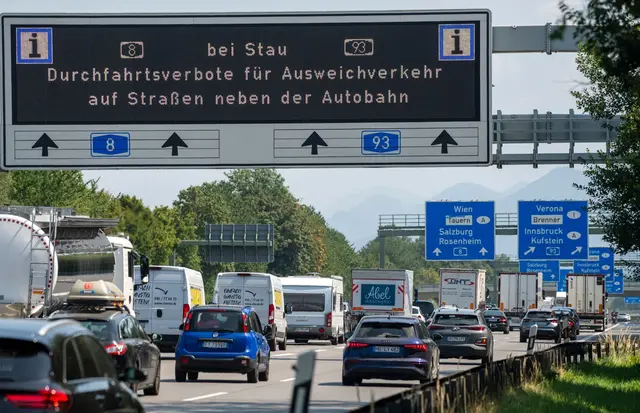 Nur bei Stau darf die Polizei in Bayern Autofahrer auf die Autobahn zurückschicken. (Symbolfoto) | Foto: Stefan Puchner/dpa