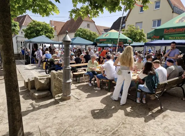 Maifest in Nußdorf - Wer sich noch nicht kennt, lernt sich spätestens da kennen oder trifft sich wieder.  | Foto: Michael Memmer