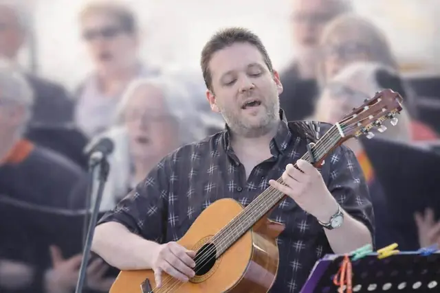 Pfarrer Michael Mai singt Lieder von Udo Jürgens und begleitet sich auf der Gitarre | Foto: Jaemie Sitzmann/gratis