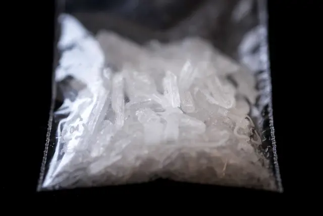 Bei einer Kontrolle im Frachtzentrum des Flughafens Luxemburg fanden Zöllner rund 90 Kilo Methamphetamin. (Symbolbild) | Foto: David-Wolfgang Ebener/dpa