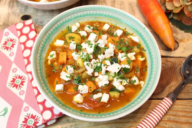 In die griechische Gemüsesuppe kommen nicht nur Würfel aus Zucchini, Karotten und Co., sondern auch eine ordentliche Portion aus Feta-Käse.  (zu dpa: «Feta in der Suppe? Und ob - so geht griechische Gemüsesuppe») | Foto: dpa