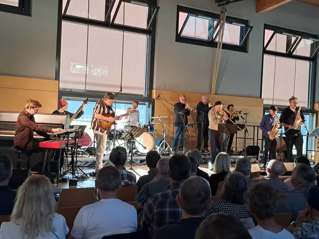 Zehn exzellente Jazzmusiker gemeinsam auf die Bühne zu bringen war kein leichtes Vorhaben angesichts des breitgefächerten Engagements der Bandmitglieder und ihrer eigenen zahlreichen sonstigen Termin-Verpflichtungen. | Foto: Martin Stock