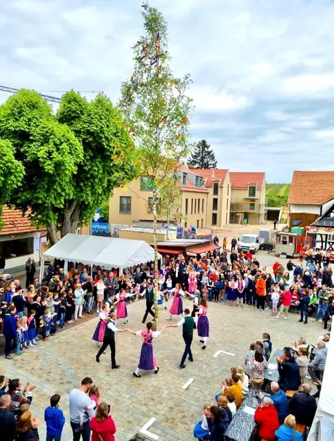 Traditionell ist der "Tanz um den Maibaum". | Foto: Andrea Wind