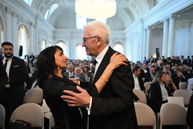 Kretschmann wird im feierlichen Rahmen verabschiedet. | Foto: Marijan Murat/dpa