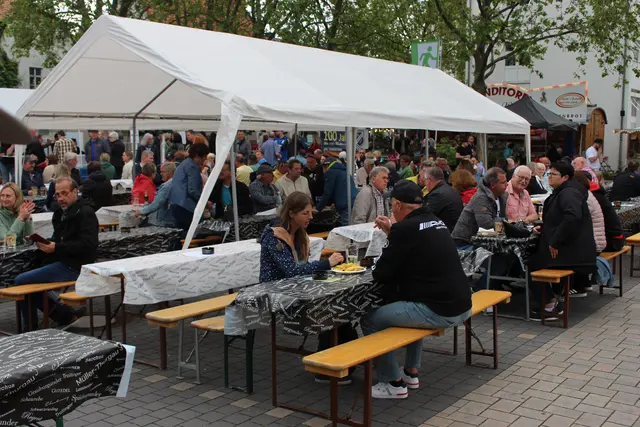 Auf dem Jahnplatz treffen hochwertige Weine, kulinarische Angebote und stimmungsvolle Musik aufeinander und sorgen für echte Pfälzer Festkultur. | Foto: Markus Pacher