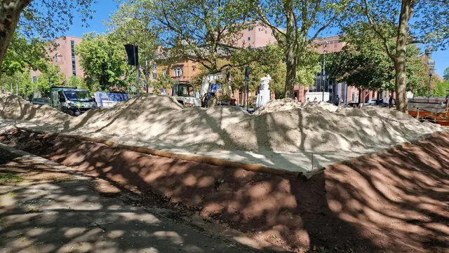 Mitten in der City: Aus der aufgeschütteten Sandfläche wird ein Beachvolleyballfeld | Foto: Ralf Vester