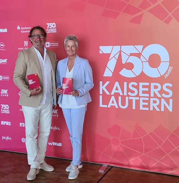750 Jahre Kaiserslautern: Alexander Heß, Chef des Citymanagements, und OB Beate Kimmel präsentieren das frisch gedruckte Programmheft | Foto: Stadt KL/gratis