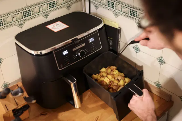 Gewürzmischungen, Schalen, vorgeschnittene Papiere: Inzwischen gibt es sehr viel Airfryer-Zubehör. | Foto: dpa