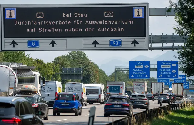 Mit Durchfahrtsverboten auf Nebenstrecken wollen Kommunen den Verkehr reduzieren, der an verkehrsreichen Tagen durch ihre Ortschaften fließt und dort ebenfalls für Stau sorgt. | Foto: dpa