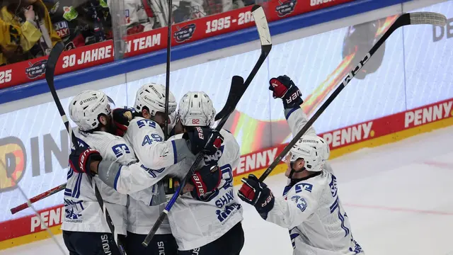 Diesmal jubeln die Adler: Mannheim erzwingt ein fünftes DEL-Finale gegen die Eisbären Berlin | Foto: Andreas Gora/dpa