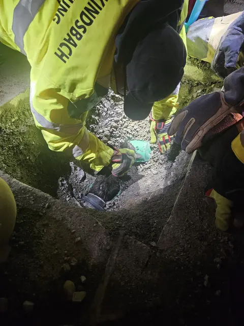Eine aufwendige Rettungsaktion hat am späten Dienstagabend die Einsatzkräfte in Atem gehalten: Eine Katze steckte stundenlang in einem Betonrohr fest – und konnte sich weder vor noch zurück bewegen.  | Foto: Feuerwehr VG Otterbach-Otterberg