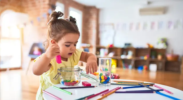 In den ersten Lebensjahren eines Kindes werden die Weichen für ein selbstbestimmtes Handeln innerhalb eines gesellschaftlichen Rahmens gestellt | Foto: Krakenimages.com/stock.adobe.com