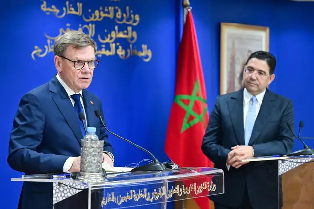 Bei der Pressekonferenz von Außenminister Johann Wadephul (l., CDU) mit seinem marokkanischen Kollegen Nasser Bourita in der Hauptstadt Rabat geht es auch um die Drohung von US-Präsident Donald Trump mit einem Abzug der US-Truppen aus Deutschland. | Foto: Sebastian Christoph Gollnow/dpa