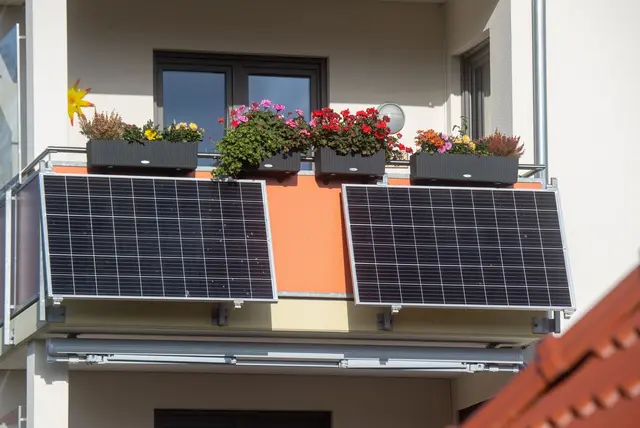 Strom vom Balkon kann sich lohnen: Dank Massenproduktion sind Mini-Solaranlagen deutlich günstiger geworden – und das zahlt sich auf lange Sicht aus. | Foto: dpa