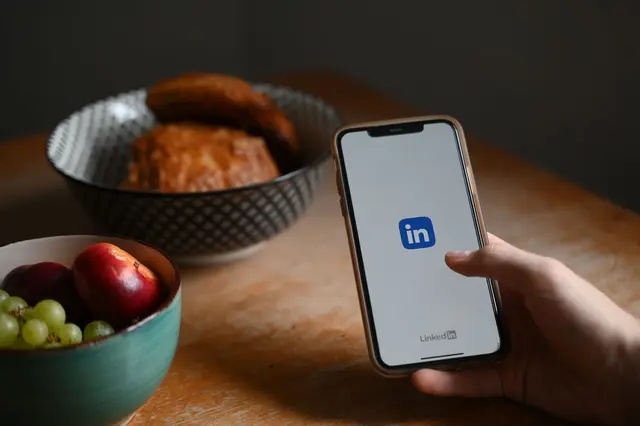Man «kennt» sich von LinkedIn - irgendwie. Aber ist das ein Grund, jemandem ungefragt Werbung zu schicken. Ganz klar Nein, sagt das Amtsgericht Düsseldorf. | Foto: dpa