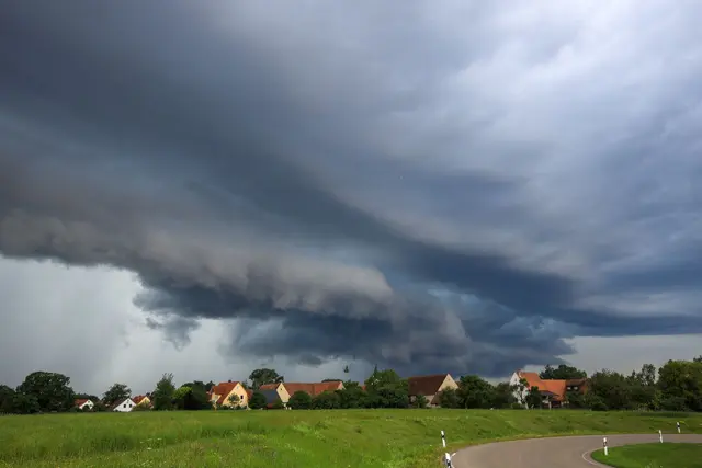 Die Folgen von Unwettern sind oft teuer für Versicherungen und Hausbesitzer. (Archiv)  | Foto: Alexander Wolf/onw-images/dpa