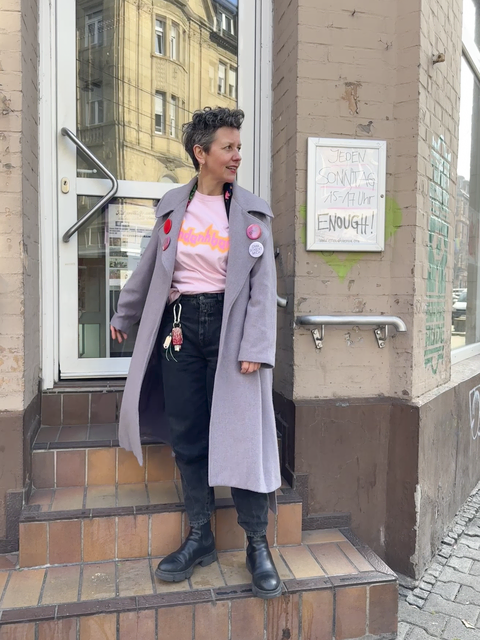 Die neue Leiterin Tanja Krone steht vor der Tür des Community Art Centers