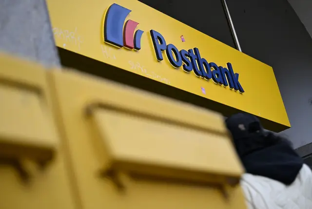 Geld holen trotz Warnstreik: Die Selbstbedienungsbereiche der Postbank sollen bundesweit geöffnet bleiben. | Foto: dpa
