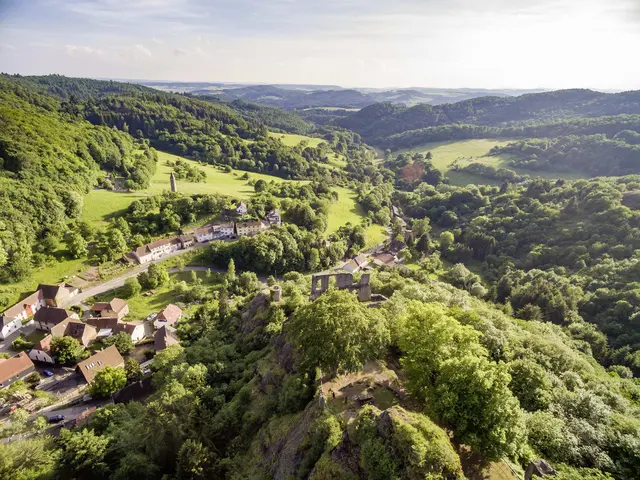 Mit der Themenwanderung „Sagenhaftes Falkenstein“ starten die diesjährigen „Falkensteiner Sommertouren“ | Foto: Pfalz Touristik e.V./Knut Pflaumer/gratis