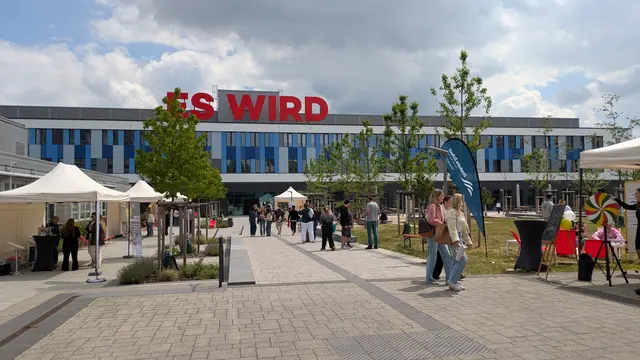 Bild des Campus der Hochschule für Wirtschaft und Gesellschaft Ludwigshafen beim Hochschulinfotag 2025 mit Blick auf das  neue C-Gebäude