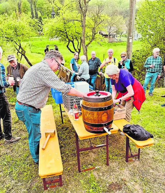 Am 1. Mai feiert Waldrohrbach sein Maifest – beim traditionellen Umtrunk am Wiesenpfad stimmen sich die Besucher bereits am Vorabend gemeinsam ein. | Foto: Gemeinde Waldrohrbach