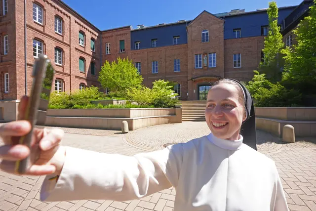 Schwester Clarita ist mit 28 Jahren die Jüngste im Kloster | Foto: Thomas Frey/dpa