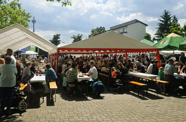 Bei den Leisböhler Weintagen und der Maikerwe in Haßloch genießen zahlreiche Besucher ein Wochenende voller Musik, Genuss und geselligem Beisammensein. | Foto: Gemeindeverwaltung Haßloch