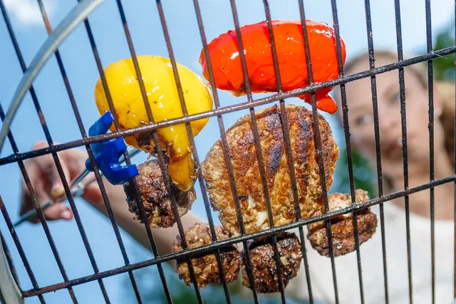 Grillrost reinigen: Wer vor dem Grillen den Rost mit etwas Speiseöl bestreicht, hat es beim Putzen anschließend leichter. | Foto: dpa