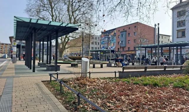 In der Fruchthallstraße wird auf Höhe der Einmündung zur Fackelstraße neuer Asphalt eingebaut – Busse und Lieferverkehr müssen in dieser Zeit umplanen | Foto: Monika Klein