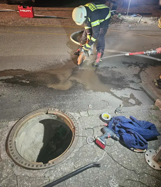Mit schwerem Gerät schnitten die Einsatzkräfte den Asphalt auf. Beton und Schotter wurden mühsam entfernt – teilweise in Handarbeit. | Foto: Feuerwehr VG Otterbach-Otterberg