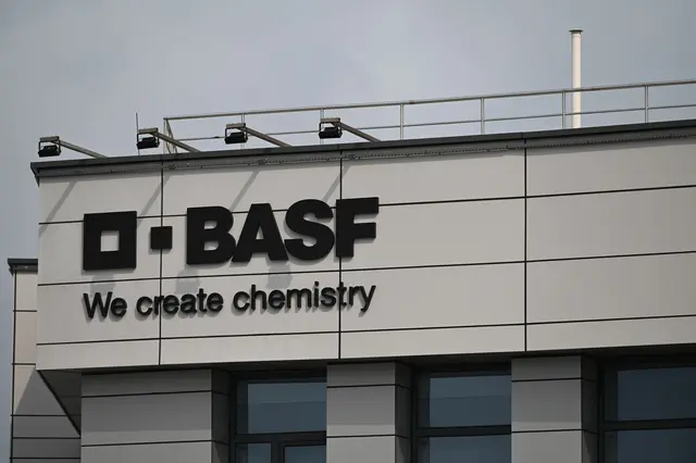 Weltgrößter Chemiekonzern BASF: Niedrigere Verkaufspreise und negative Währungseffekte belasten. (Archivbild) | Foto: Johannes Neudecker/dpa